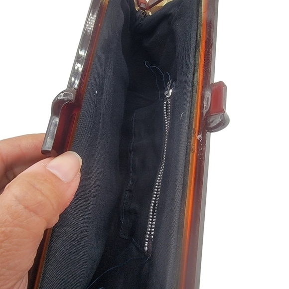 Tapestry style clutch w tortoise/lucite handle - Picture 5 of 7